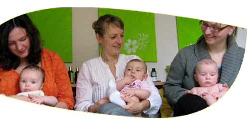 Mütter mit Babys im Babymassage-Kurs