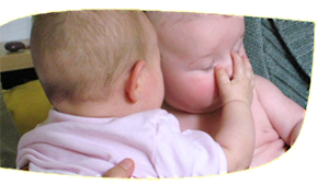 Babymassage bei Zwillingen