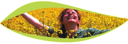 Kerstin Truppel strahlt vor Freude im Rapsfeld