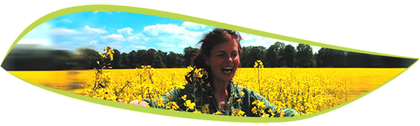 Kerstin Truppel im blühenden Rapsfeld
